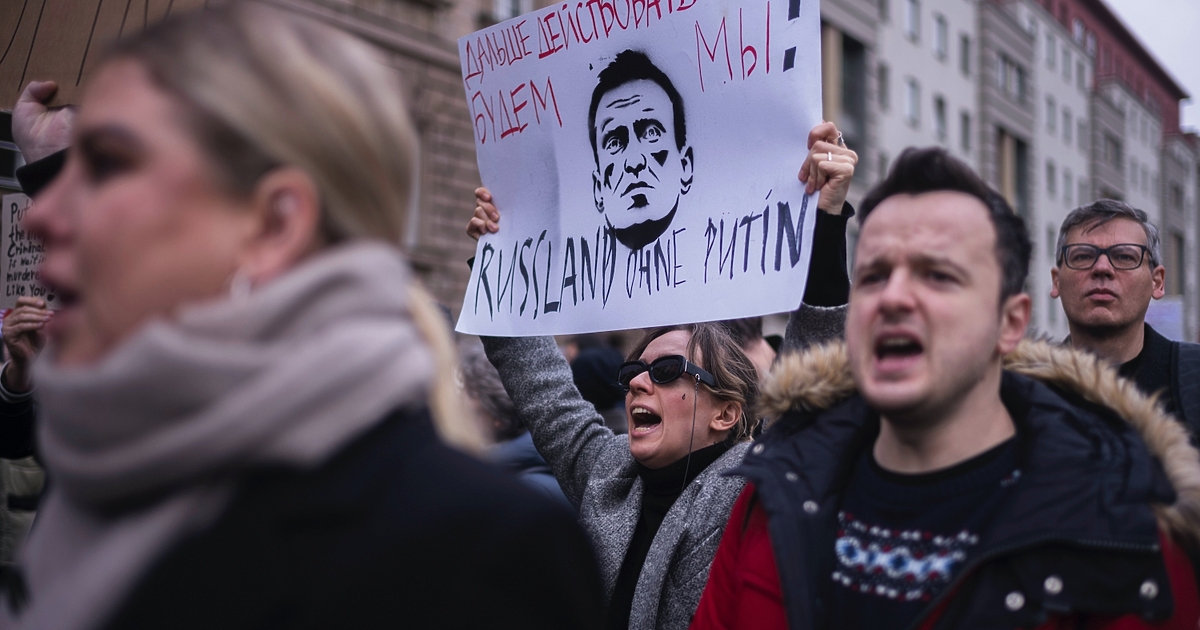 Продължава ехото след смъртта на руския опозиционер Алексей Навални.В десетки