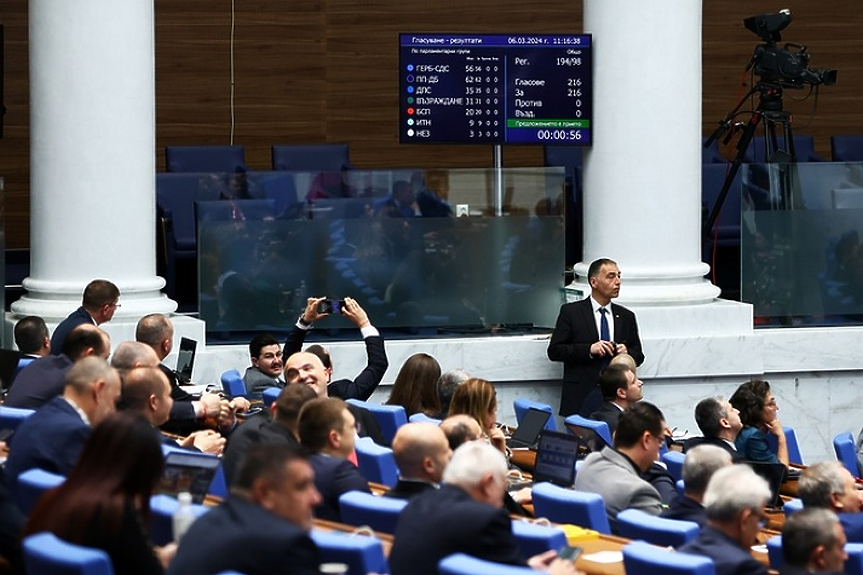 Парламентът прие единодушно оставката на Николай Денков