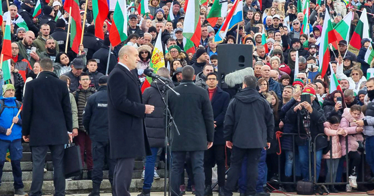 Президентът Румен Радев бе бурно аплодиран на Шипка. От хора,