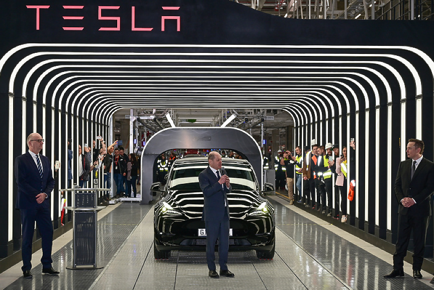 Атентат спря производството на Tesla