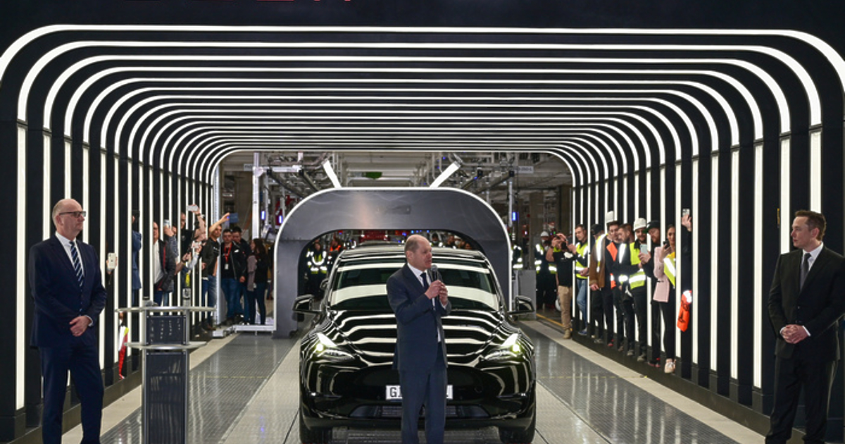 Пожар на електрически стълб е причинил масови прекъсвания във фабриката