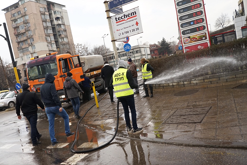 От днес започва пролетното миене на улиците в София