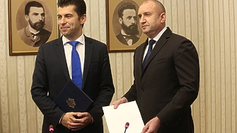 Отново без да бави процедурата президентът Румен Радев връчва още