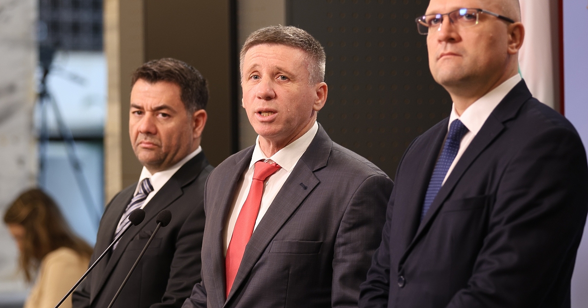 Tримата изгонени от Възраждаане - вече независими депутати - Николай