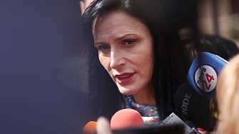 Мария Габриел подаде заявление до Народното събрание че няма да