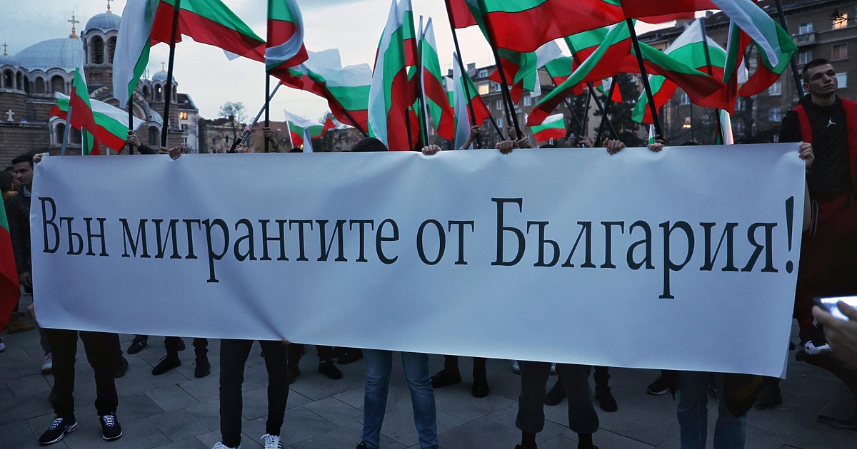 ... закачали приятелката му и той скача с други двама