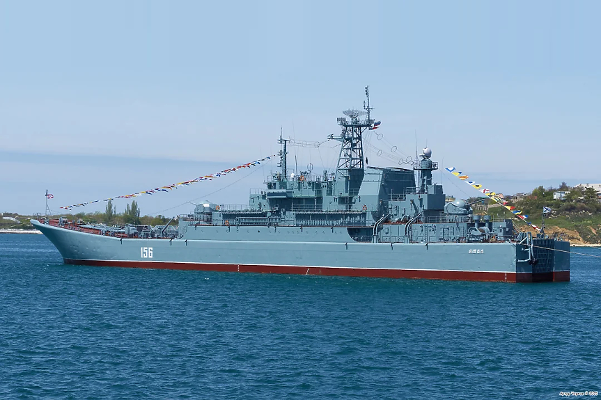 Украйна се похвали с поразяването на два руски десантни кораба край Крим