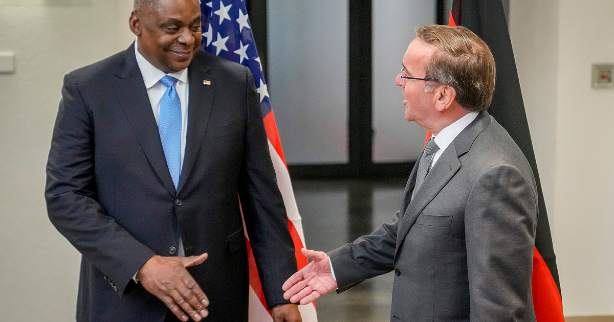 На среща в американската военна база Рамщайн в Германия 50 военни