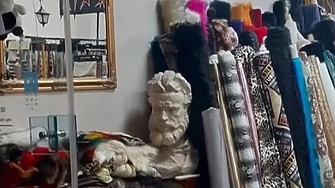 Крадци са разбили витрината на магазин и отмъкнали бюст на