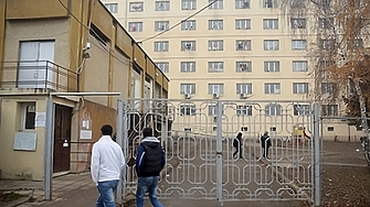 Кой се грижи за реда в центровете за бежанци в