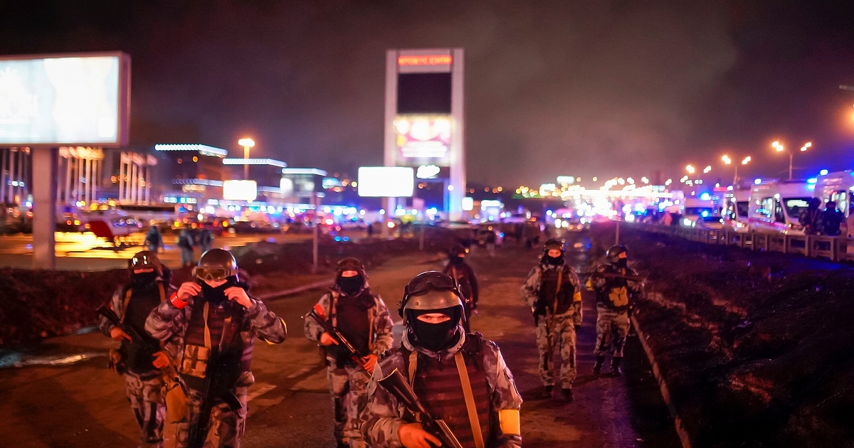 Между трима и петима нападатели откриха огън и предизвикаха пожар