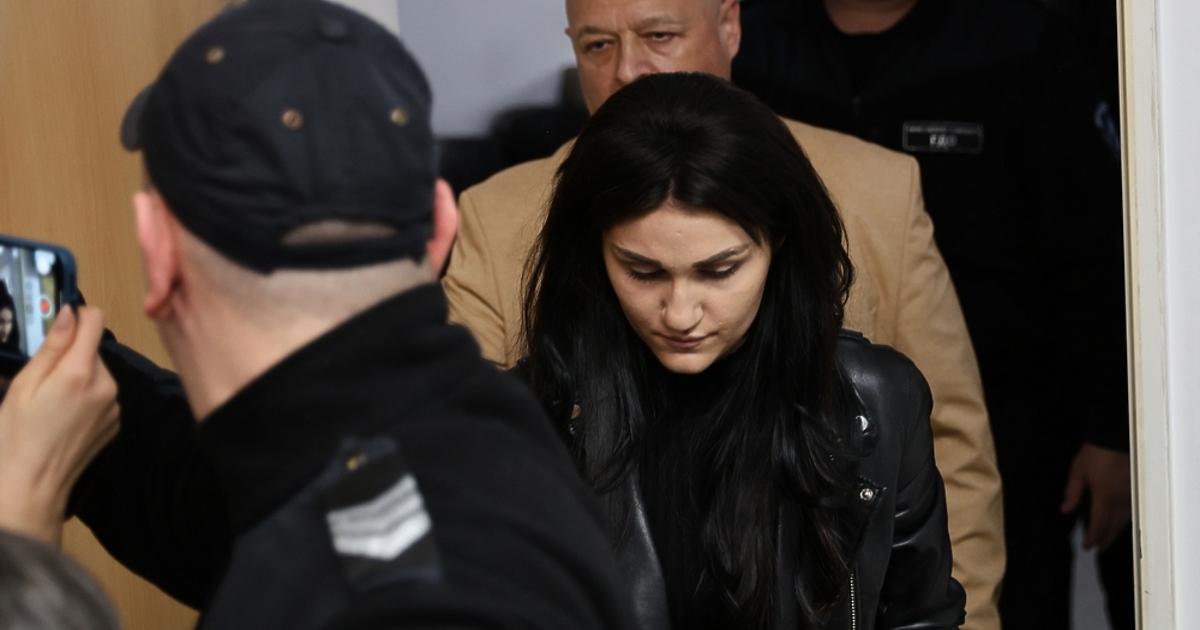 Делото срещу тийнейджърката Дебора Михайлова продължава да цикли още на