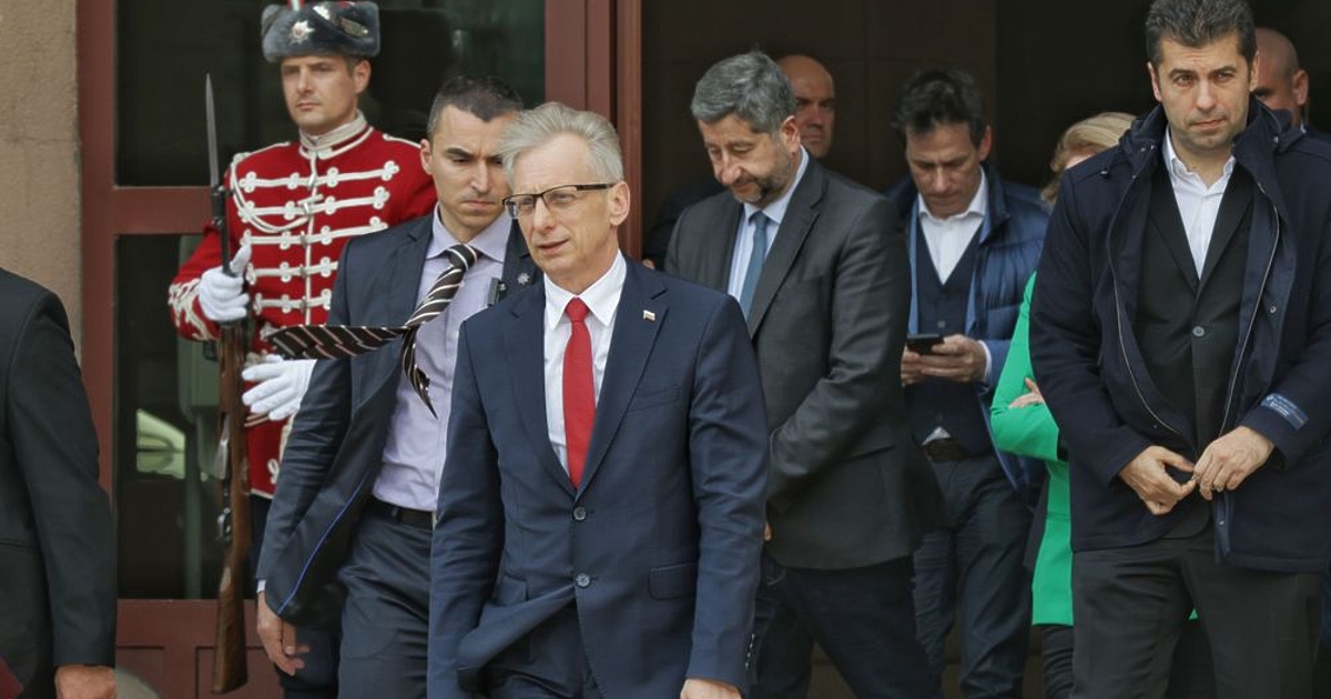 Втори мандат даден и върнат веднага от ПП-ДБ. Президентът Румен