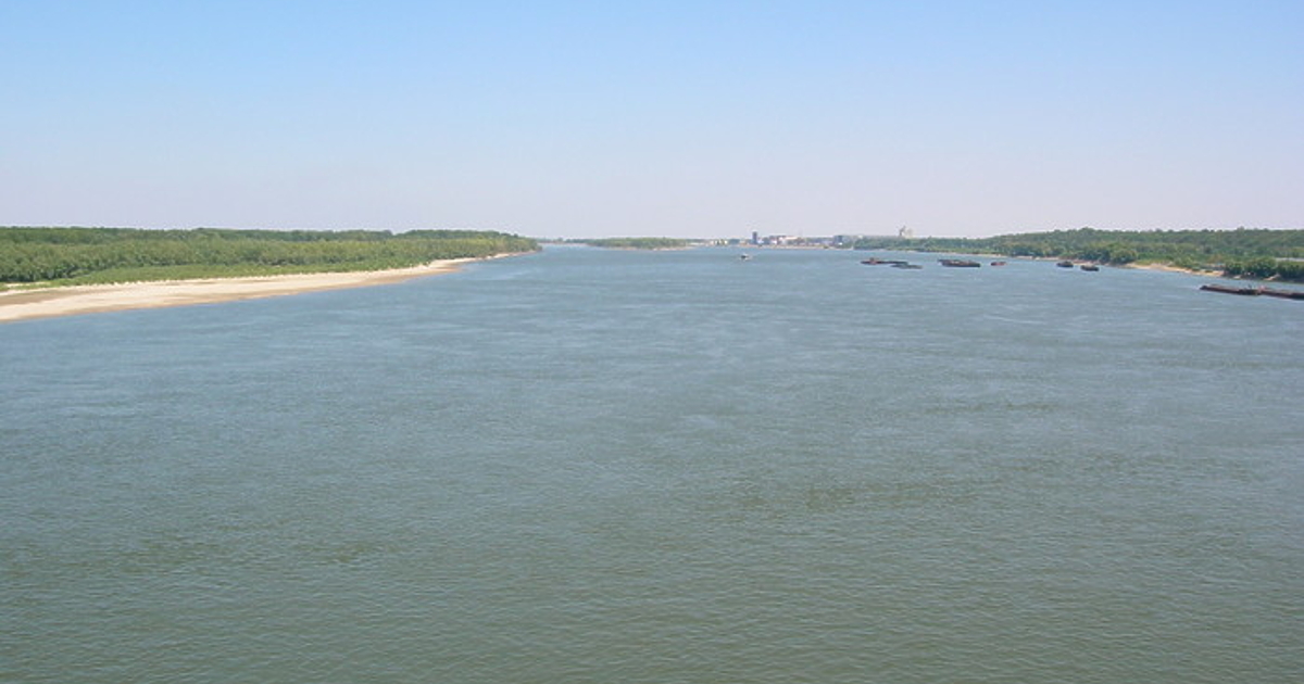 Български круизен кораб, плаващ по Дунав, се е блъснал в