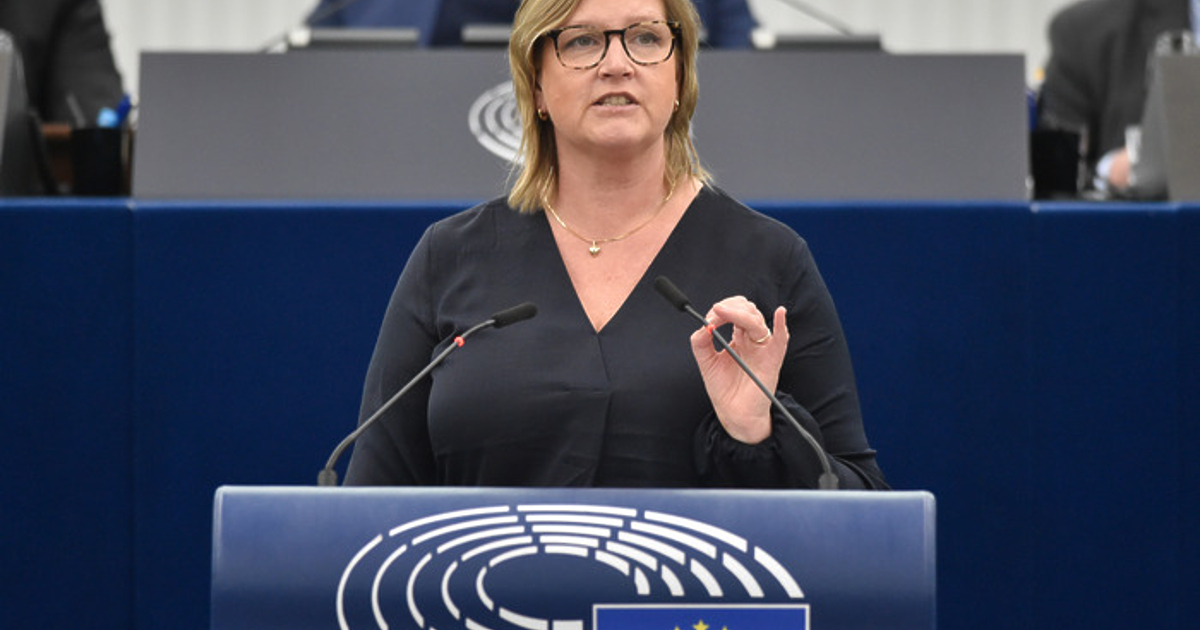 Карин Карлсбру е шведска евродепутатка от либералната група Обнови Европа“.