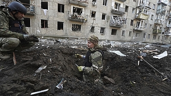 Най малко трима души бяха убити а 28 ранени при