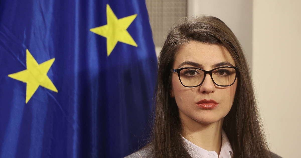 Влиза PR Никола и казва - време е. Четирите дами