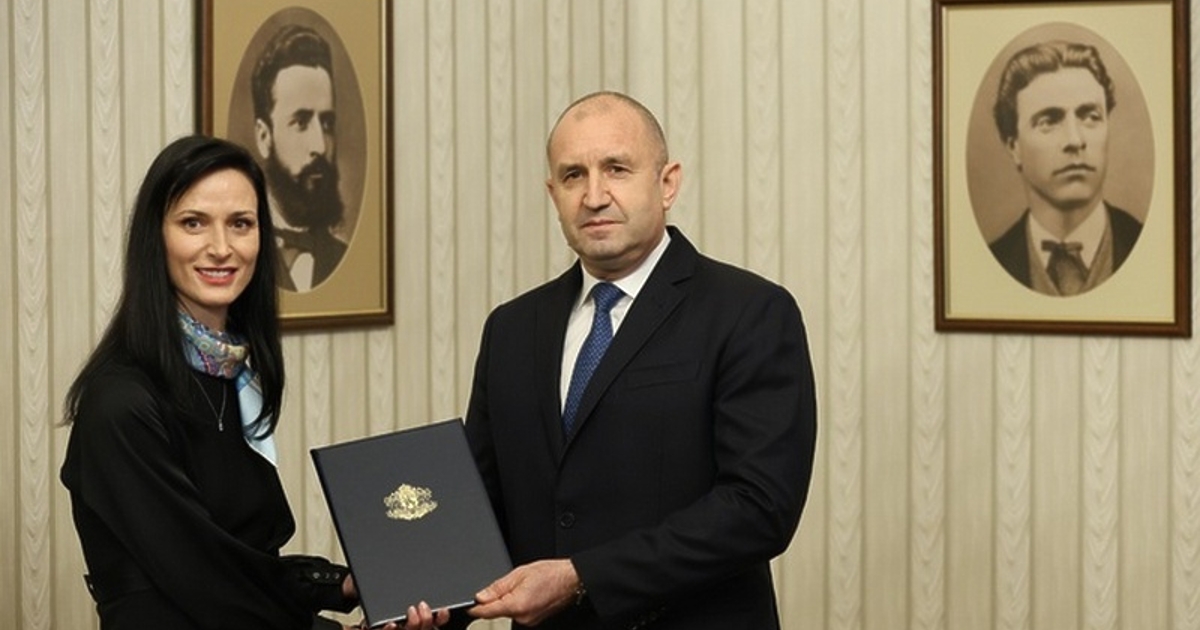 Кандидатът за премиер на ГЕРБ Мария Габриел получи мандат за съставяне