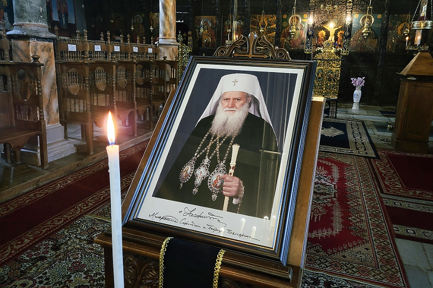 Положиха тленните останки на патриарх Неофит в катедралата 
