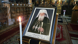 Положиха тленните останки на патриарх Неофит в катедралата 