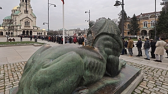 От сутринта опашка от вярващи се образува пред храм паметника Свети Александър