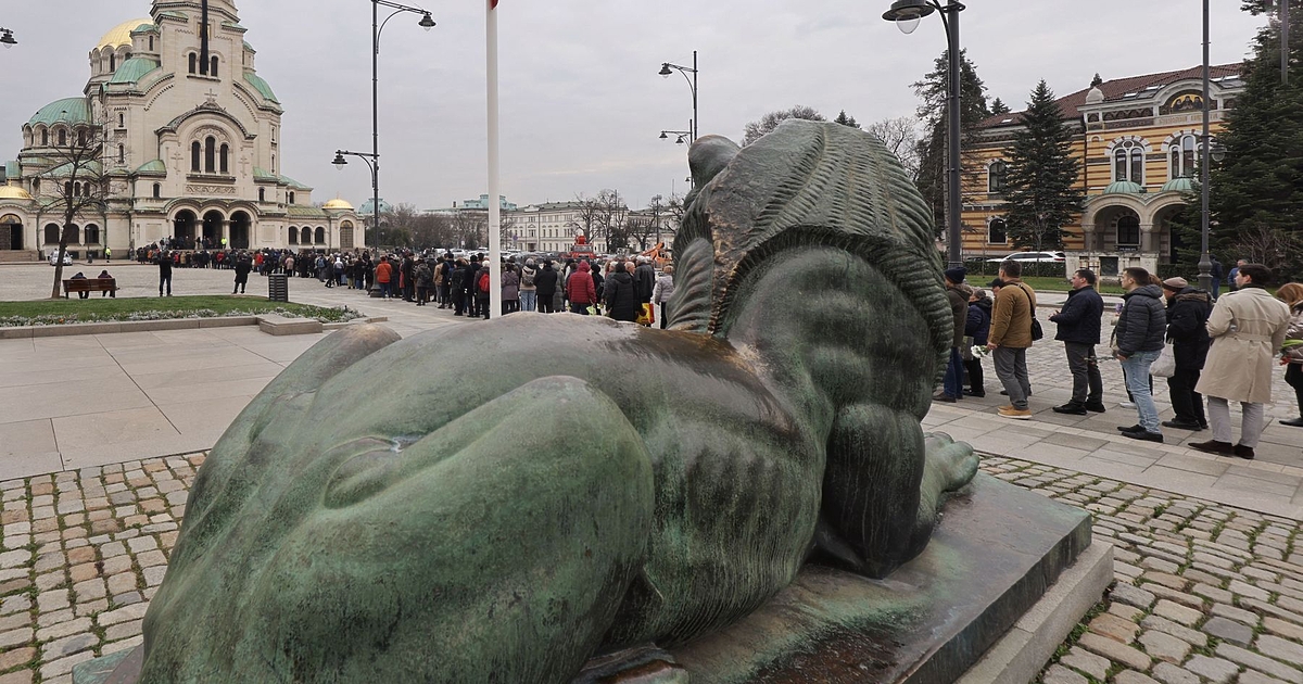 От сутринта опашка от вярващи се образува пред храм-паметника Свети Александър