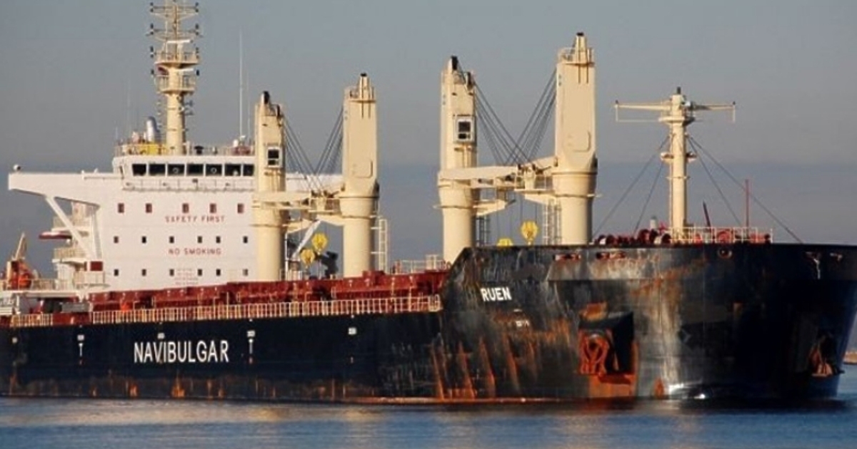 Всички сомалийски пирати на похитения кораб Руен са се предали,