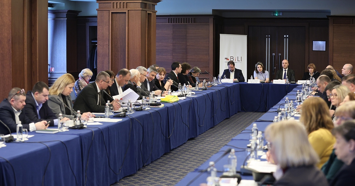 Действително политическата обстановка е такава, че трудно можем да си