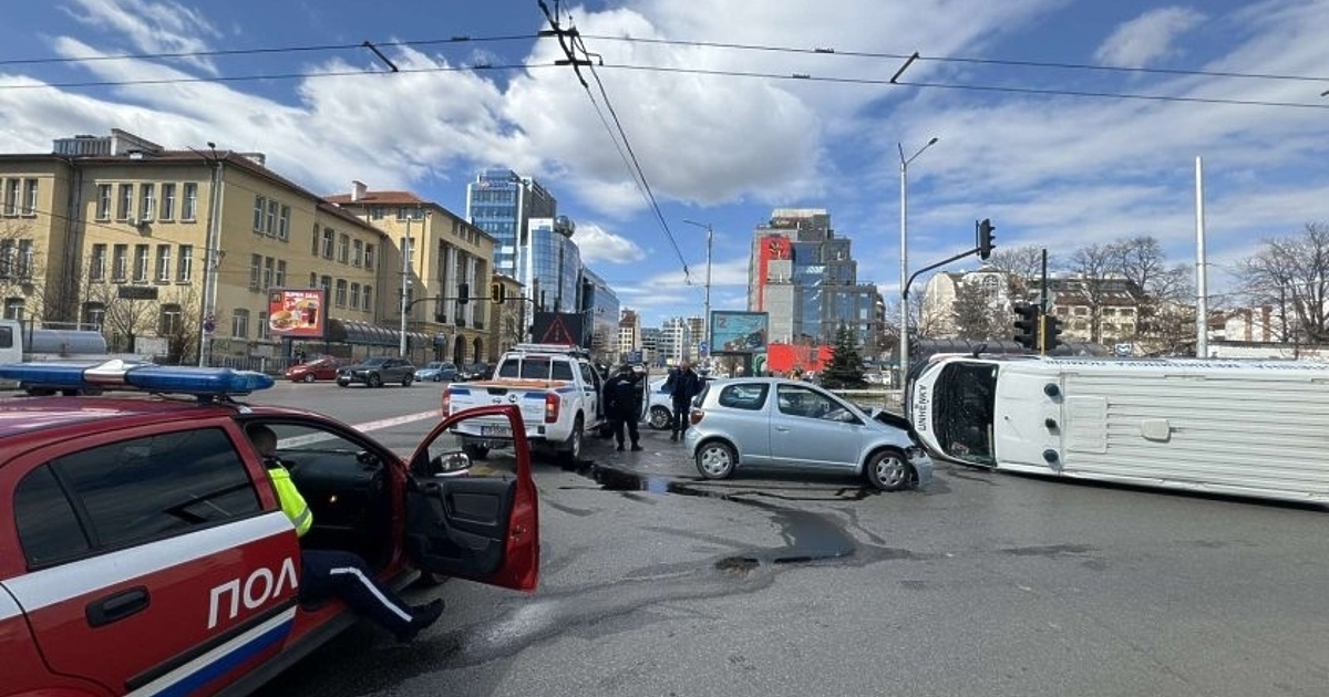 Катастрофа с двама пострадали е станала в централната част на
