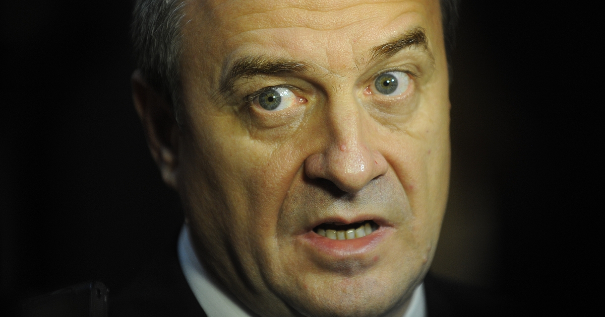 Аз не си спомням през годините по-голям скандал. И то