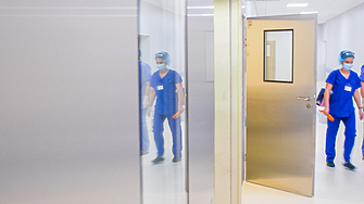 Лекари от отделението по неврохирургия в болница Сърце и мозък