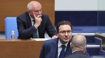 Вълненията около служебното правителство почти изцяло уплътниха петъчния ден защо