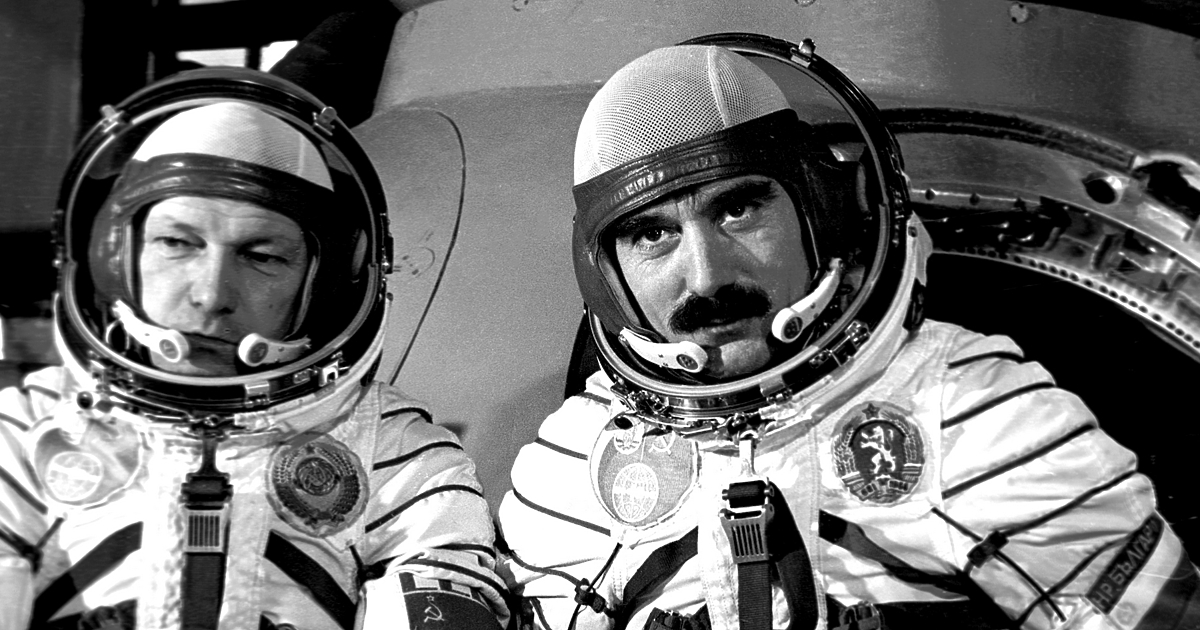 От космодрума в Байконур (днес в Казахстан) на 10 април