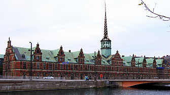 Една от най известните сгради в Копенхаген е в пламъци