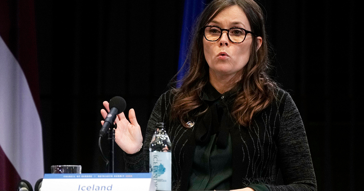Министър-председателката на Исландия Катрин Якобсдотир обяви днес, че подава оставка