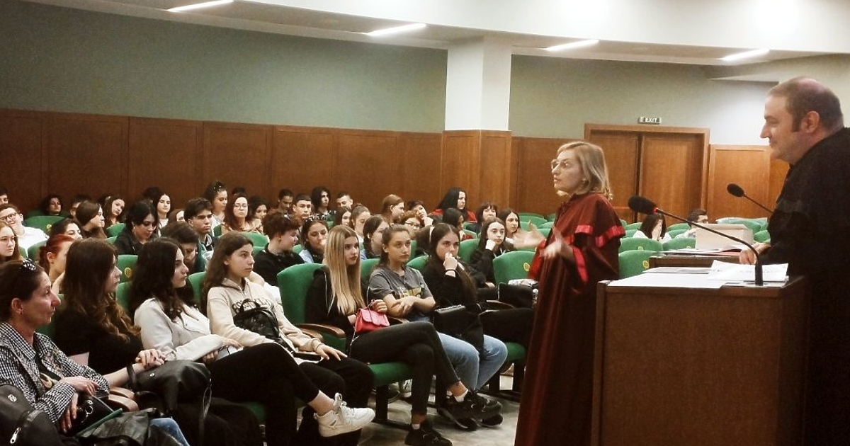 180 ученици от 3 столични гимназии разгледаха днес с голям