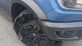 Двегодишно дете се качи в автомобила на баща си подкара