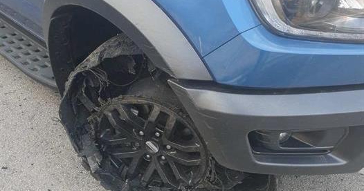 Двегодишно дете се качи в автомобила на баща си, подкара