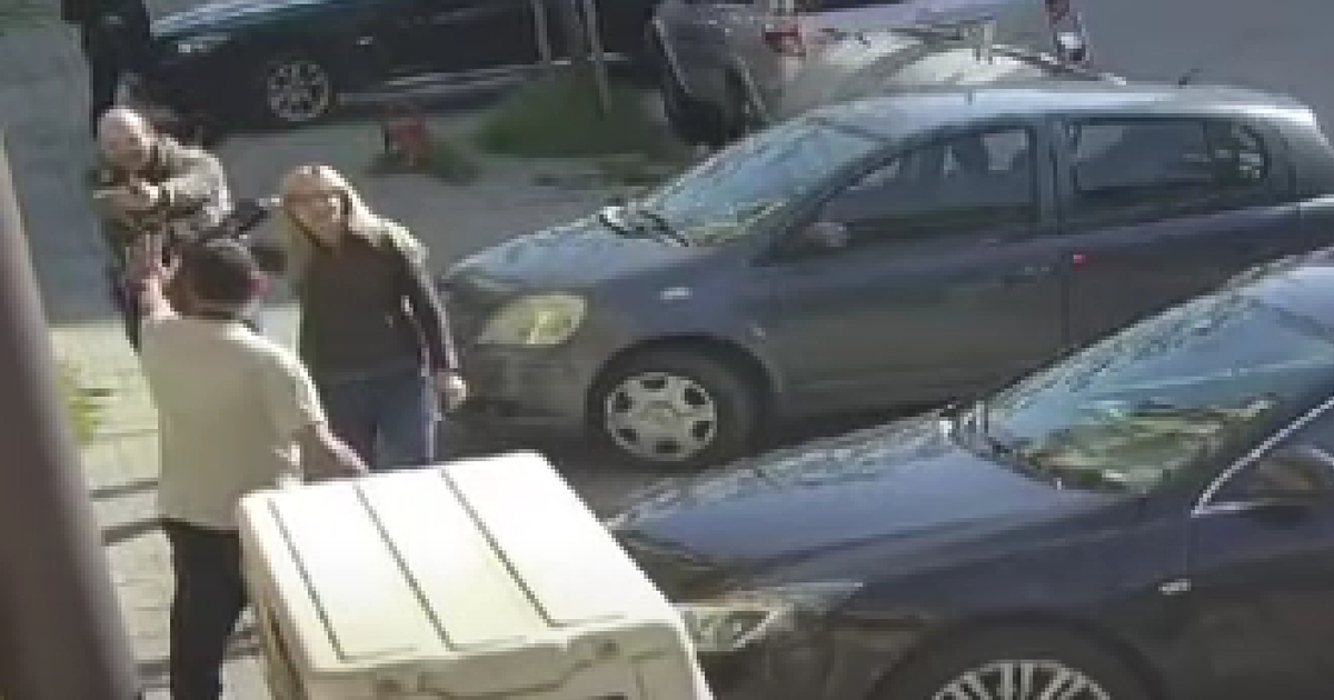 Слизам от колата, отивам до ветеринарната аптека точно в този