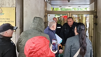 Протестиращи сред които представители на фондация Даная се събраха пред