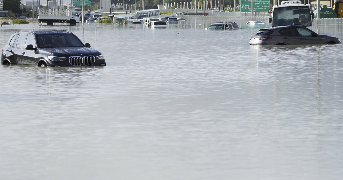 Десетки полети бяха пренасочени от международно летище в Дубай заради