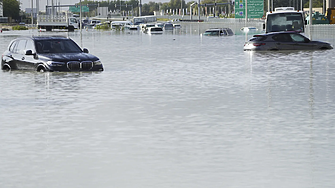 Проливни дъждове потопиха Дубай (ВИДЕО)