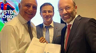 Евродепутати и десетки българи се подредиха на опашка в Европейския