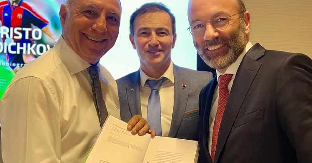 Евродепутати и десетки българи се подредиха на опашка в Европейския