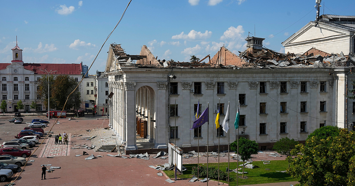 Снимка: Осем загинаха след руска бомбардировка на Чернигов