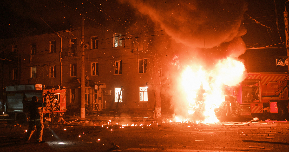 Анна Гин е журналистка и писателка, живее в украинския град Харкив. Тя