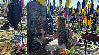 Анна Гин е журналистка и писателка живее в украинския град Харкив Тя