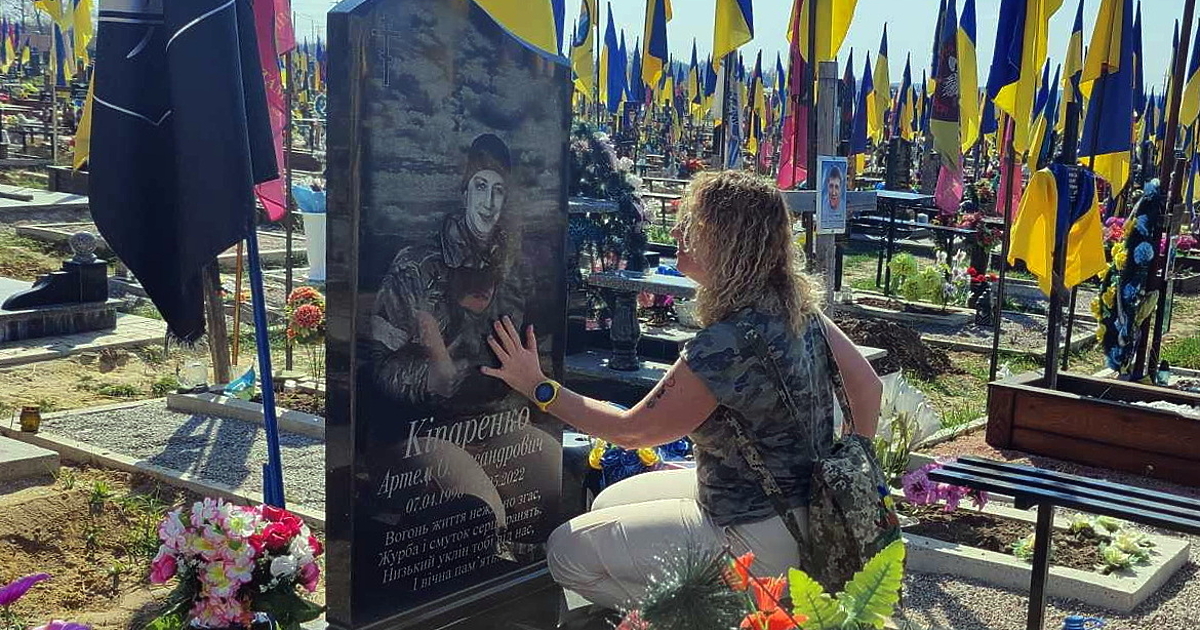 Анна Гин е журналистка и писателка, живее в украинския град Харкив. Тя