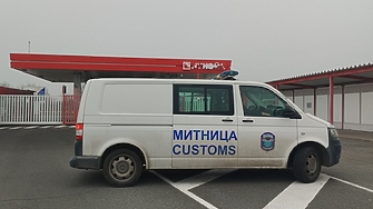 Митничари данъчни и полиция започват пълна инвентаризация на Лукойл Това