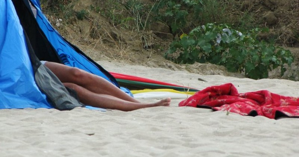 Кемпери, палатки и каравани да се разполагат на обособени за